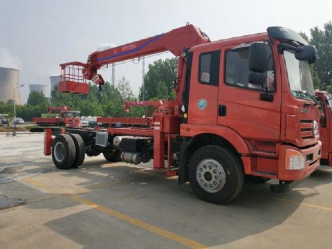 點擊查看詳細信息<br>標題：6.3噸大運隨車吊 閱讀次數：1807