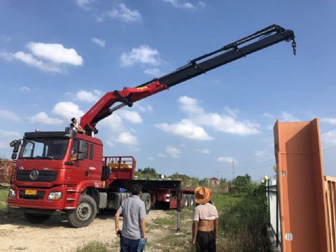 點擊查看詳細信息<br>標題：30噸折臂吊 閱讀次數：2498